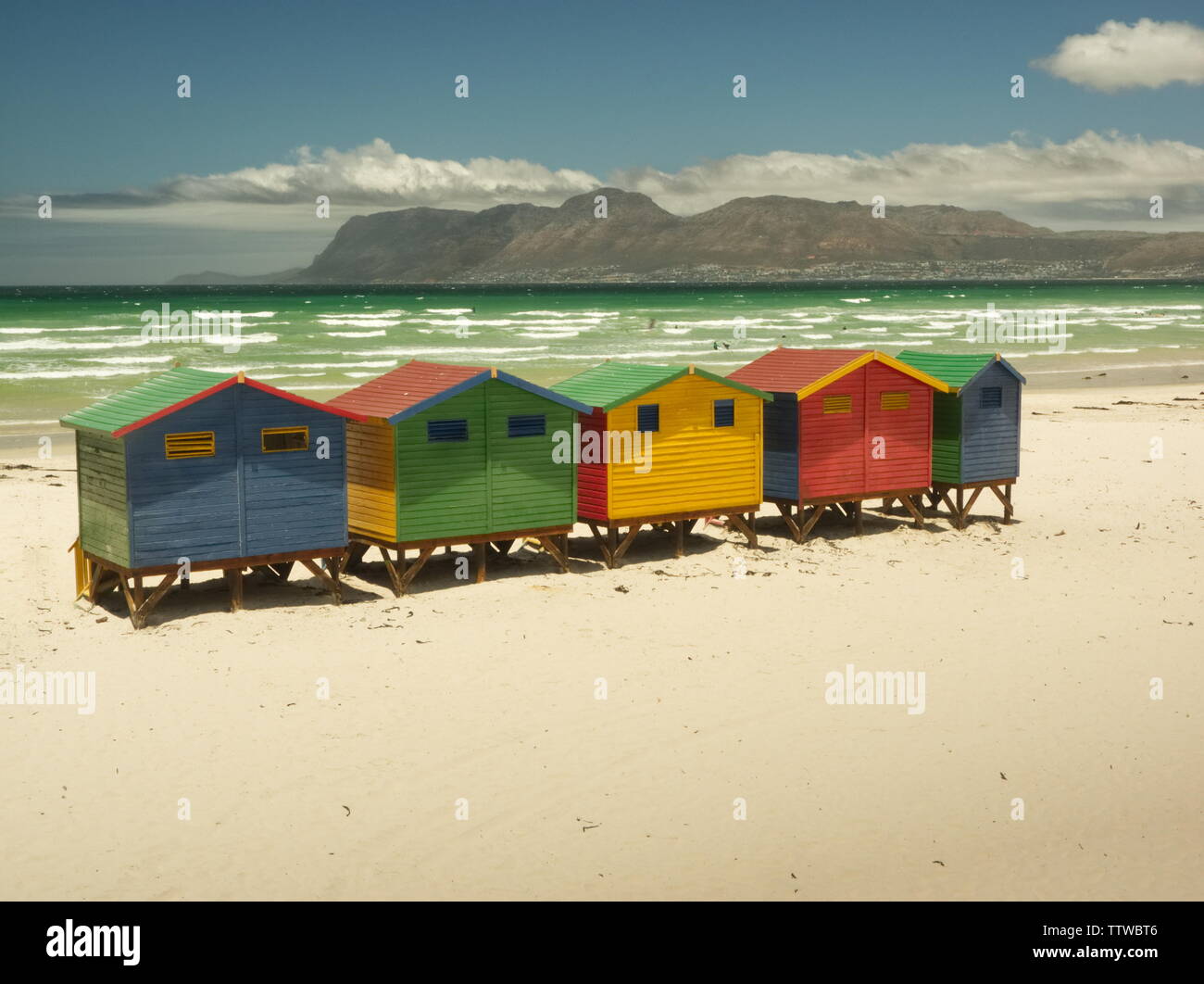 Muizenberg beach poco cabañas de colores sobre arena blanca traerá felicidad para las vacaciones de verano Foto de stock
