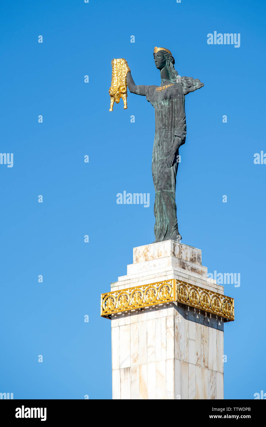 Estatua de Medea en Europa plaza a Batumi, Adzharia, Georgia. Medea estatua y cielo azul en el centro de Batumi, uno de los principales de la ciudad de Colchis Foto de stock