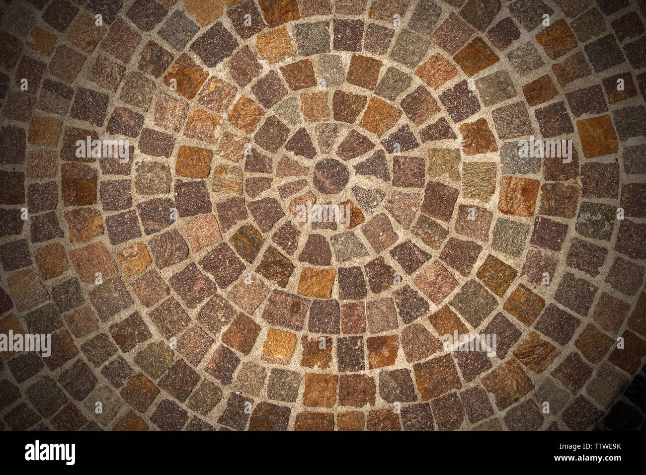 Circular de pórfido de textura suelo de piedra llamado Sanpietrini o  Sampietrini, típico pavimento urbano en Italia, Europa Fotografía de stock  - Alamy