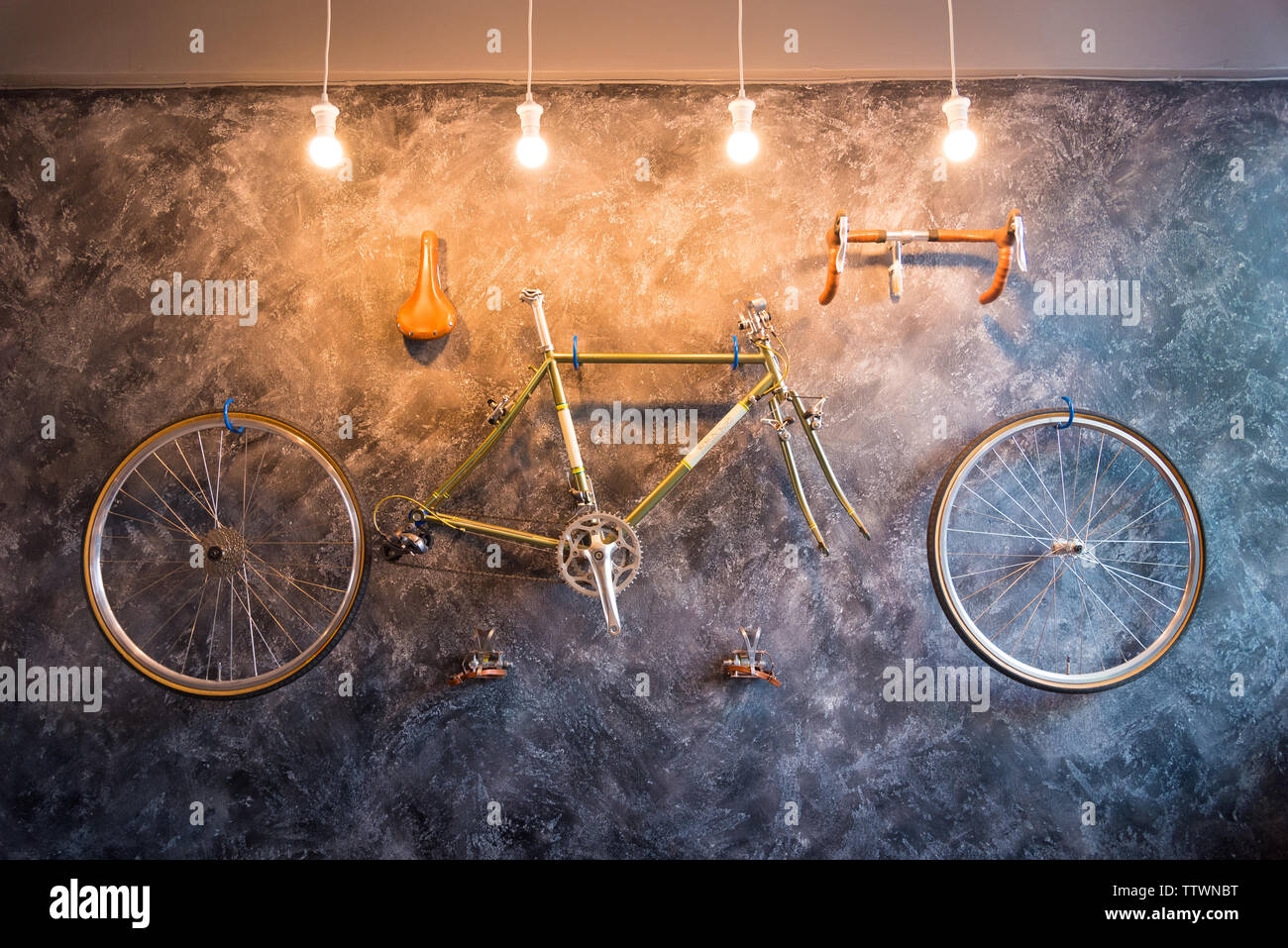 Decorar en sal n con bicicleta en la pared. Dise o interior. hobby