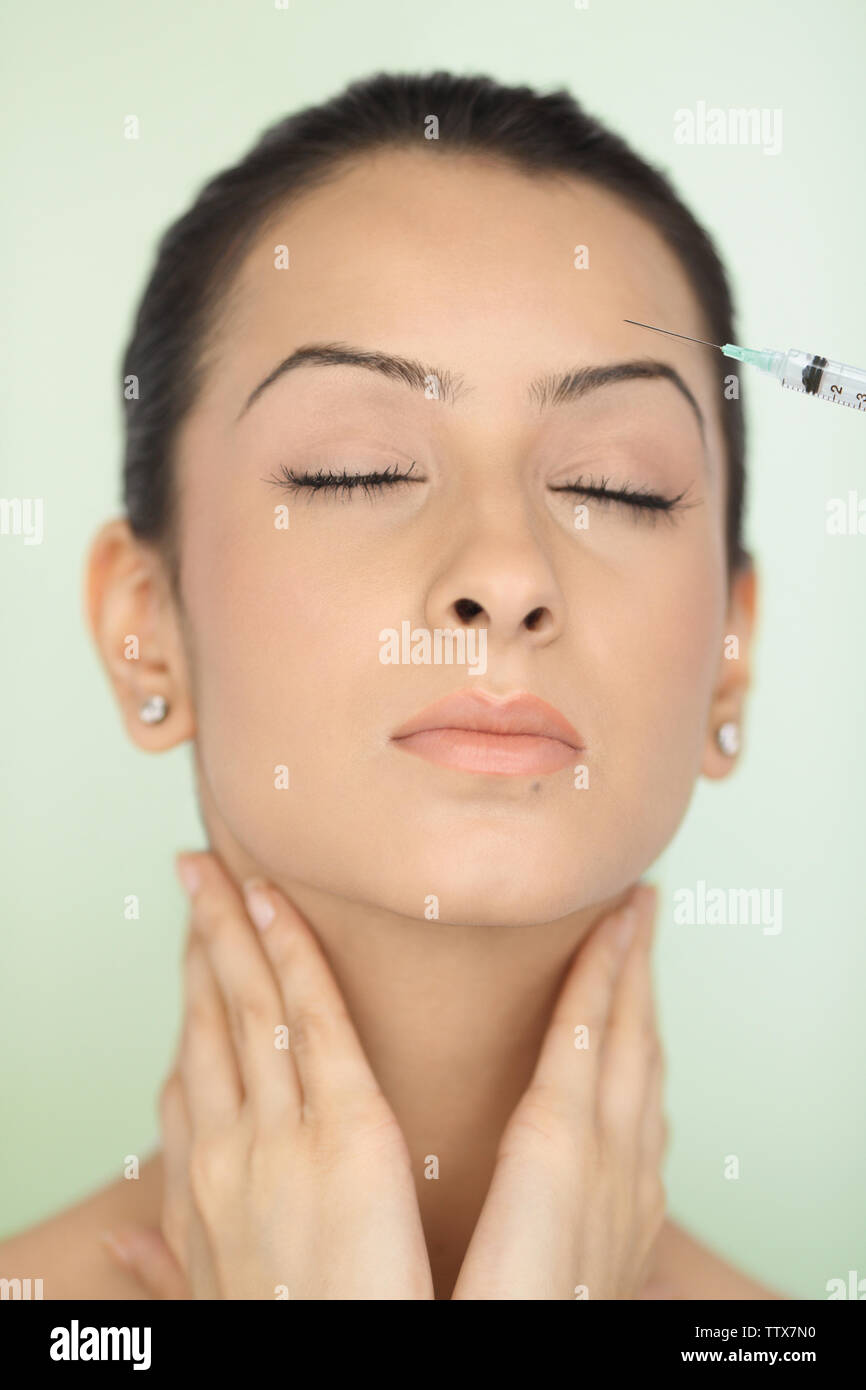 Mujer india recibir inyección de Botox en la frente Foto de stock