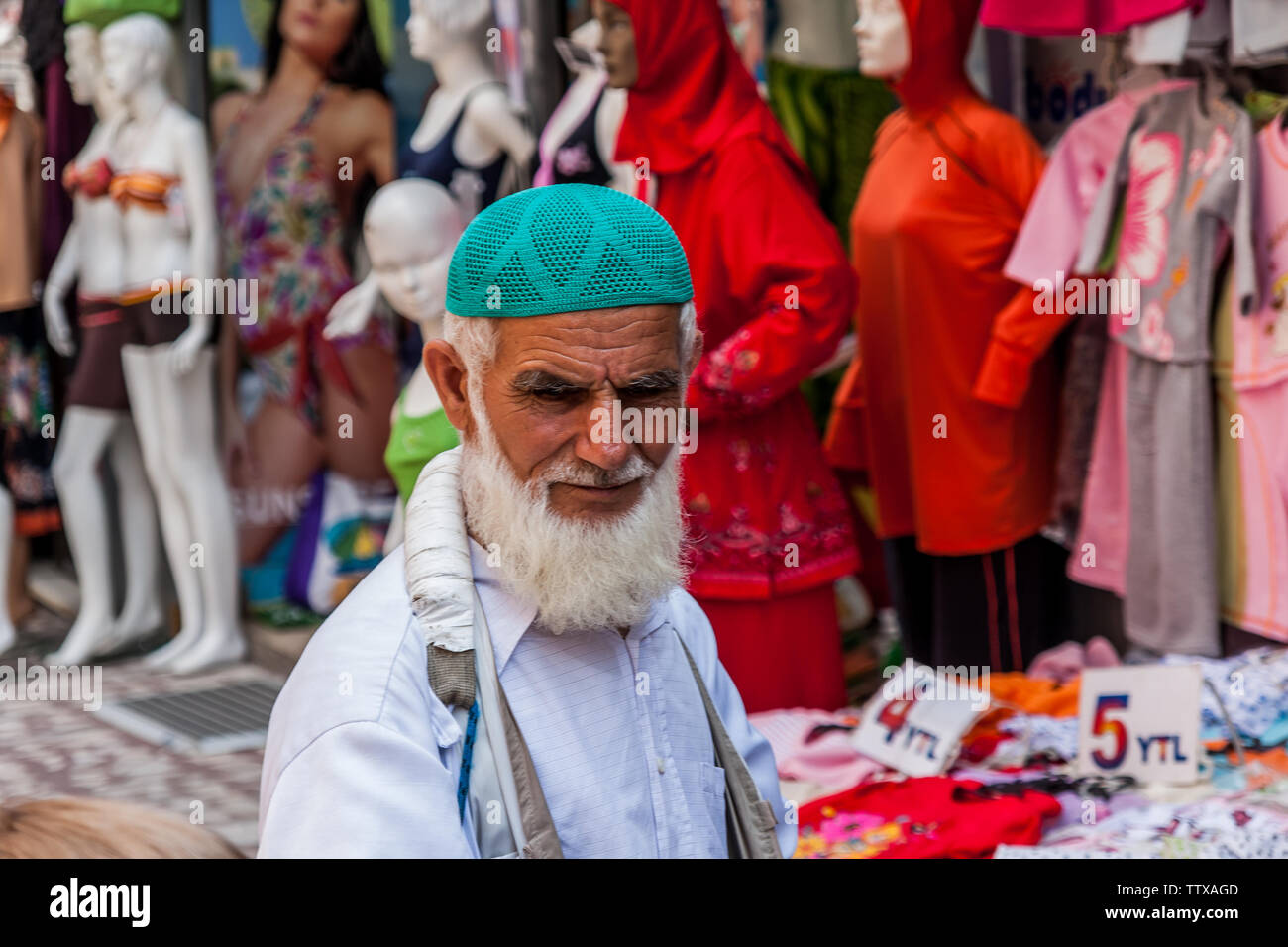 Un retrato de un turco con barba y con un arnés tradicional del Islam, Estambul Foto de stock