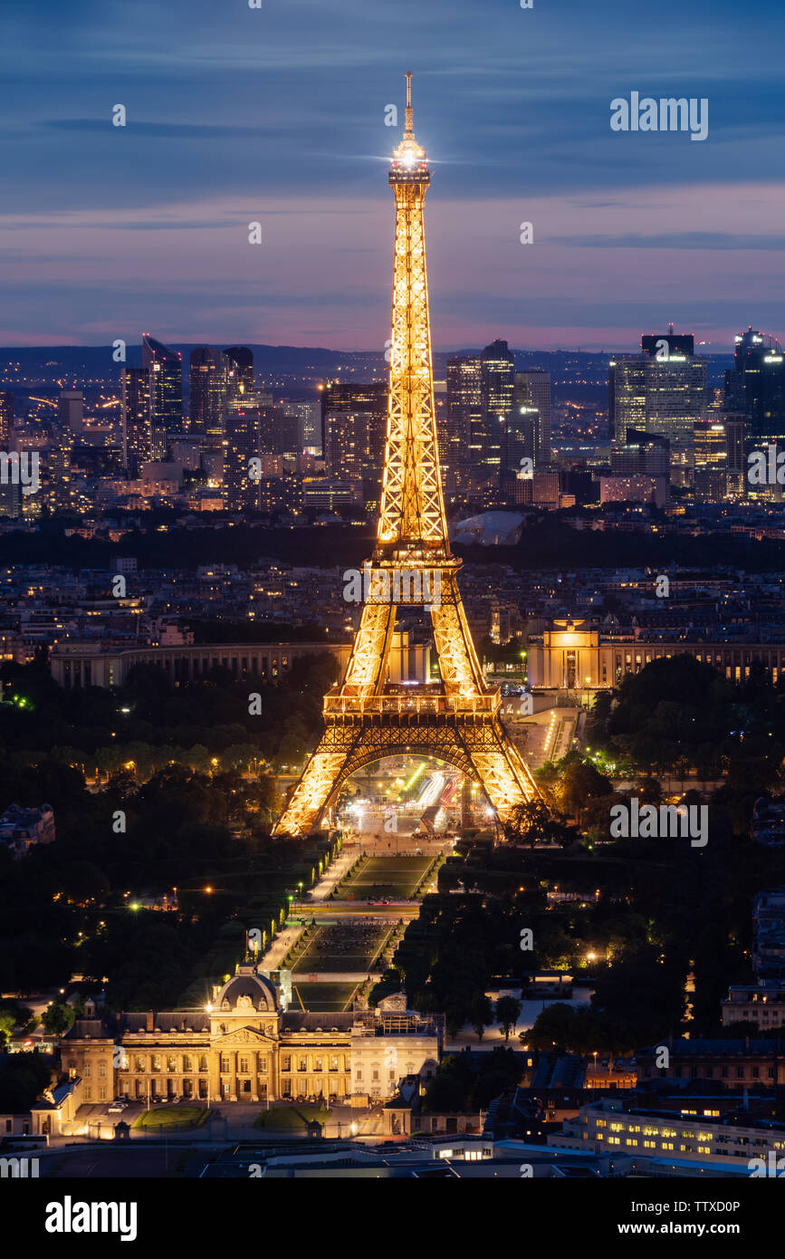 La torre Eiffel, el famoso monumento y destino de viaje en París, Francia, durante la noche en verano Foto de stock