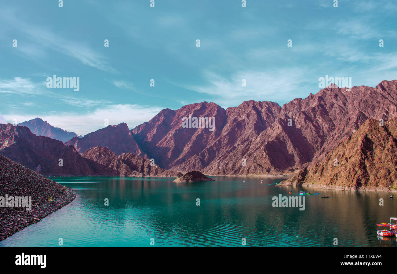 Presa Hatta en Dubai, hermosos paisajes de montaña y el lago famosa atracción turística de los Emiratos Árabes Unidos, lugar de actividades de aventura de agua Foto de stock