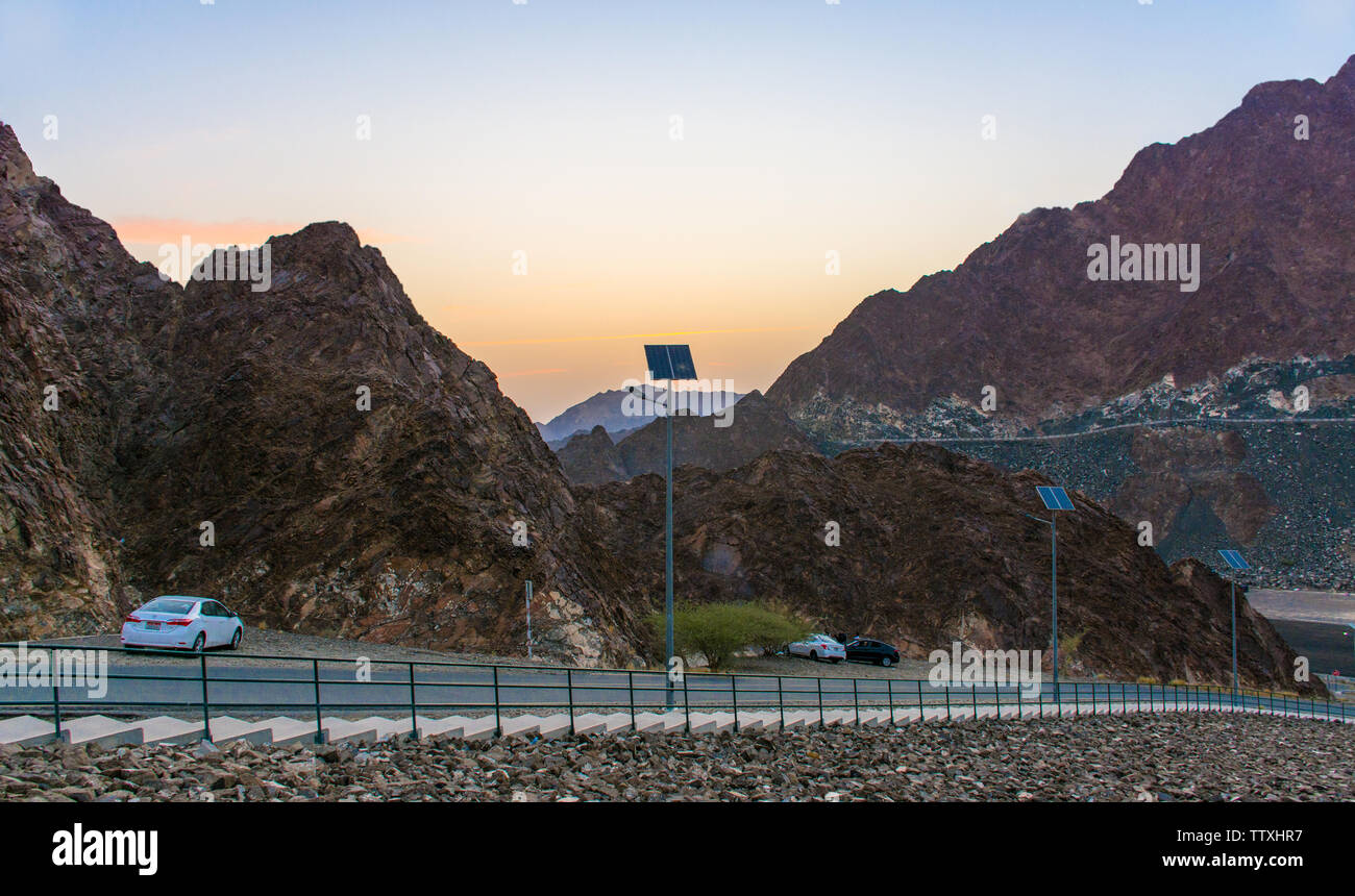 Colorido amanecer en la cima de las montañas Hatta imagen horizontal cerca de la presa de Hatta. Foto de stock