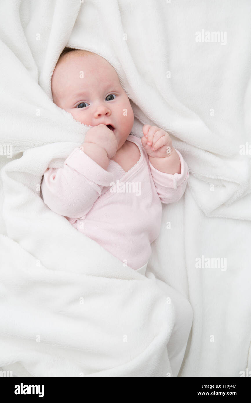 Tumbado En La Cama De Bebe Nina Nino Recien Nacido Cubierto Por La Sabana Blanca Espacio De Copia Fotografia De Stock Alamy