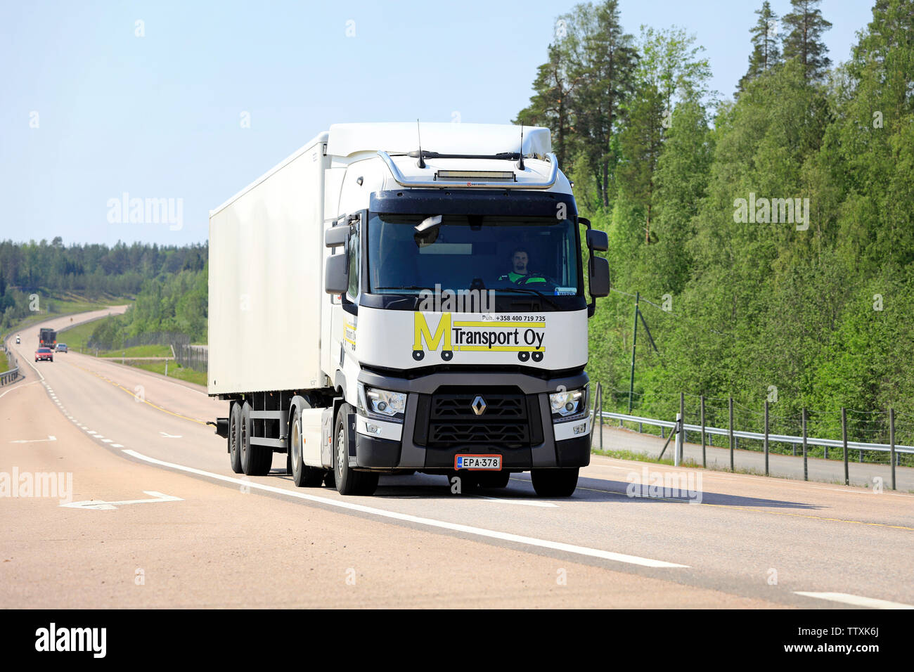 Orivesi, Finlandia. El 6 de junio de 2019. Renault Trucks blanco T semi remolque de transporte M Oy lances mercancías a lo largo de la autopista en un día de verano en el centro de Finlandia. Foto de stock