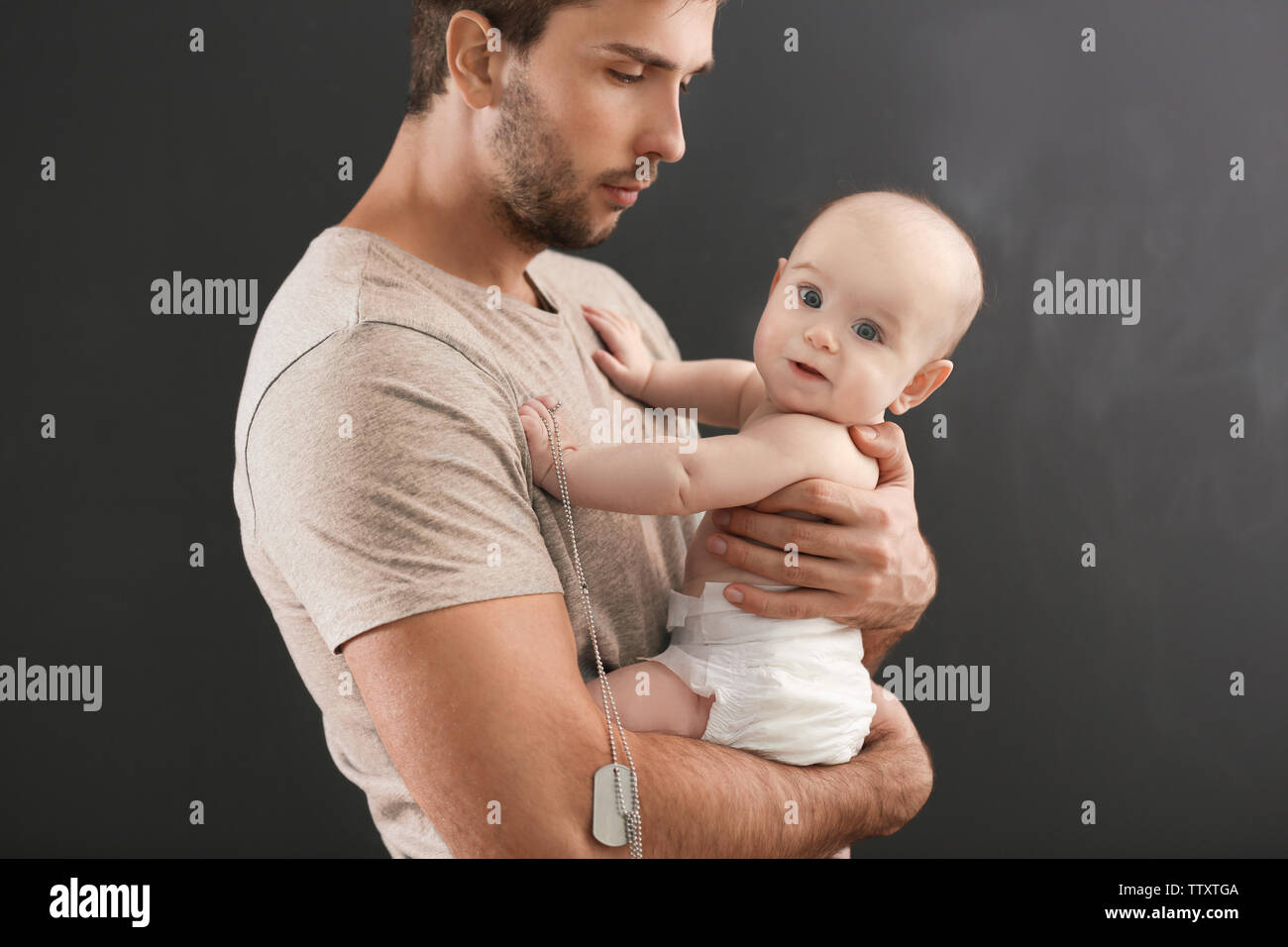 Padre Militar Abrazando A Su Bebe Recien Nacido Fotografia De Stock Alamy Padre Militar Abrazando A Su Bebe Recien Nacido Fotografia De Stock Alamy