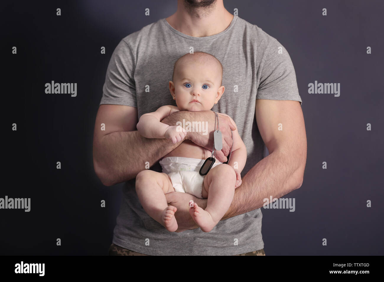 Padre Militar Abrazando A Su Bebe Recien Nacido Fotografia De Stock Alamy