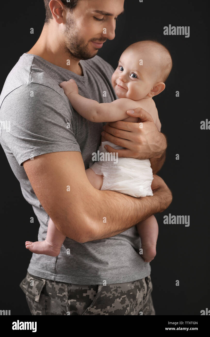 Padre Militar Abrazando A Su Bebe Recien Nacido Fotografia De Stock Alamy