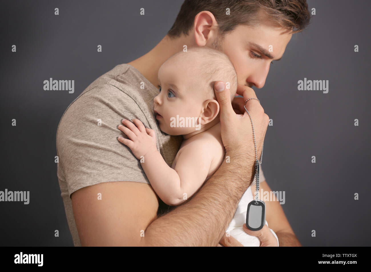 Padre Militar Sosteniendo A Su Bebe Recien Nacido Fotografia De Stock Alamy