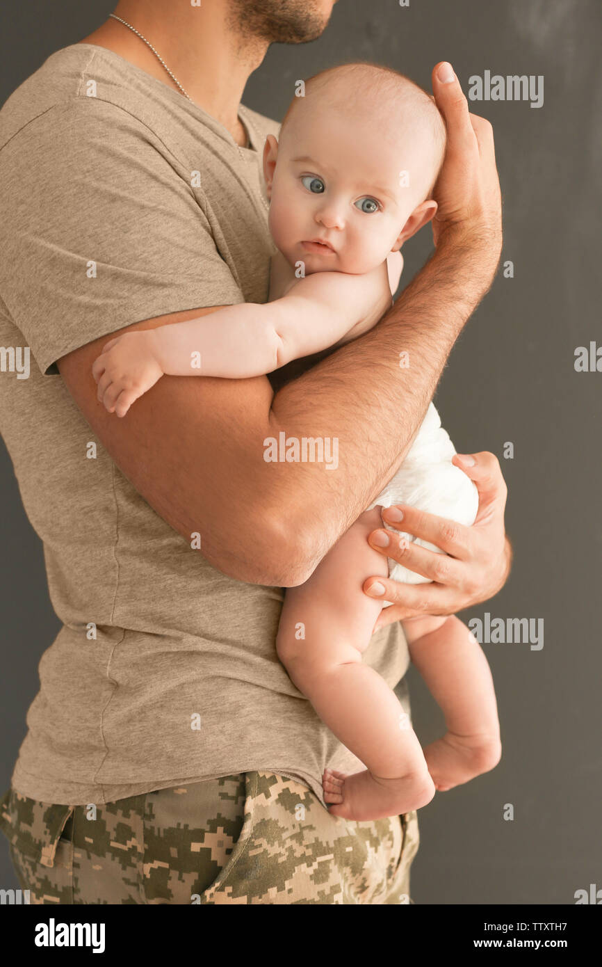 Padre Militar Abrazando A Su Bebe Recien Nacido Fotografia De Stock Alamy