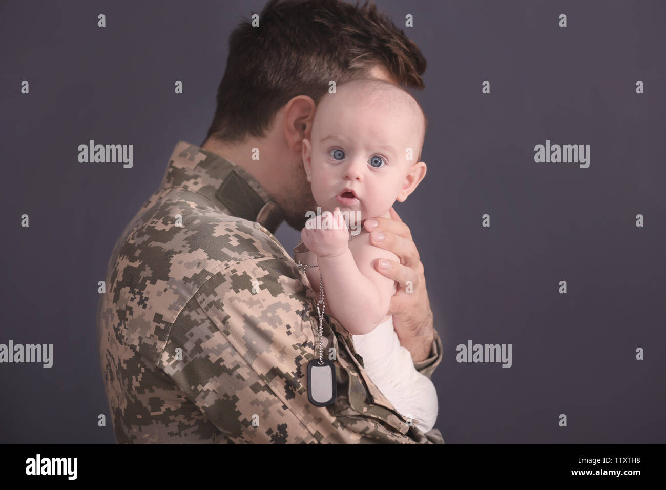 Padre Militar Sosteniendo A Su Bebe Recien Nacido Fotografia De Stock Alamy