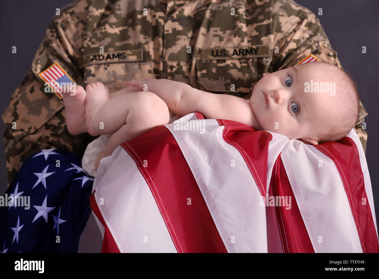Padre Militar Sosteniendo A Su Bebe Recien Nacido Fotografia De Stock Alamy