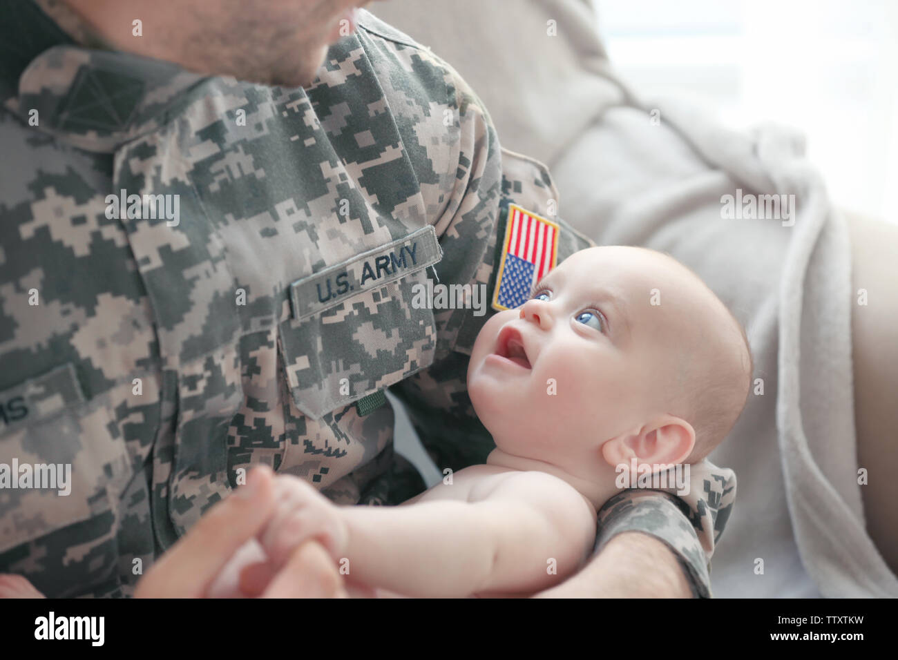 Padre Militar Sosteniendo A Su Bebe Recien Nacido Fotografia De Stock Alamy