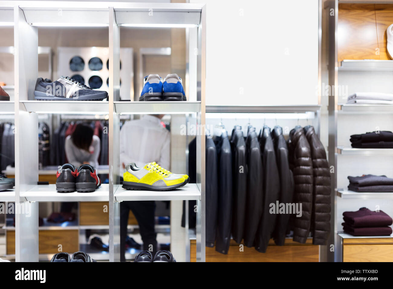Fotografía de hombres y zapatos en moderna tienda Foto de stock