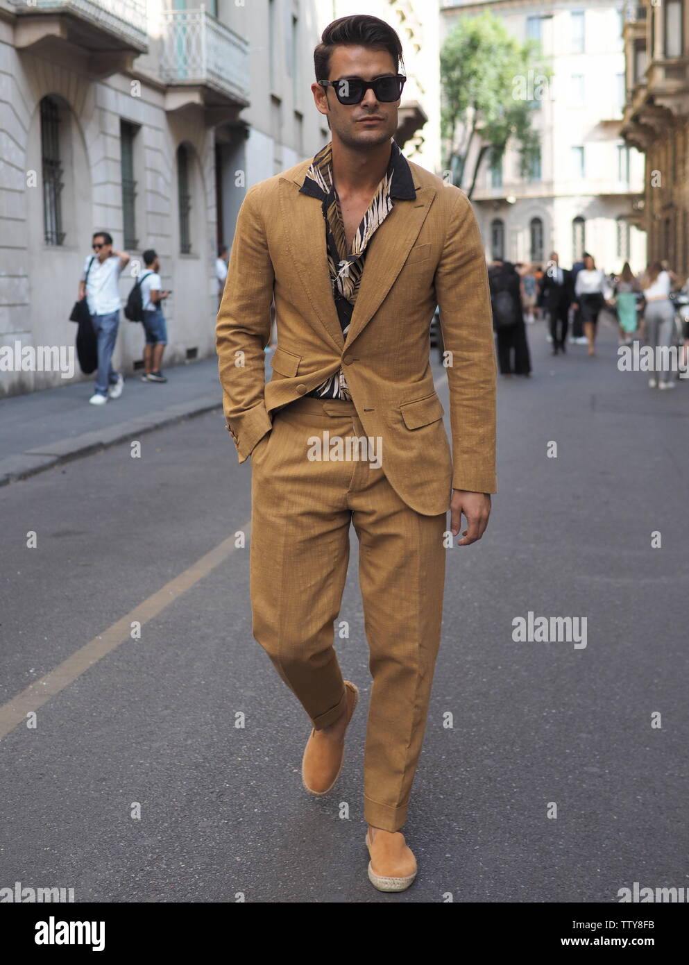Milán, Italia: 17 de junio de 2019: los bloggers de moda y modelos trajes street style después Armani Fashion show durante la semana de la moda de hombre 2019/2020 Fotografía