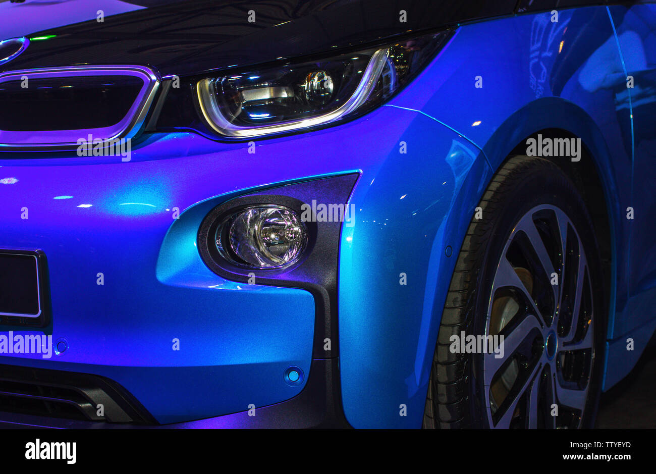 Exterior de un coche nuevo. Luces LED delanteras de cruce y de carretera  Fotografía de stock - Alamy