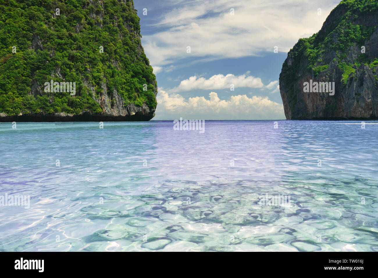 Acantilado en el mar, Phi Phi Lay, Mah Yah Bay, Krabi, Tailandia Foto de stock