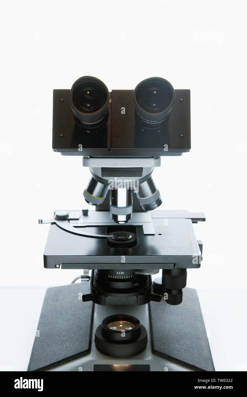 Cerca de un microscopio Foto de stock