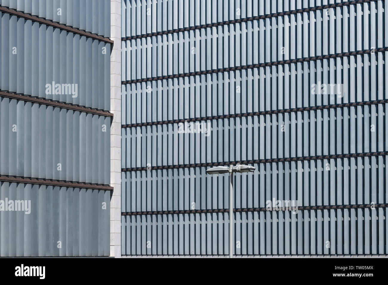Moderno edificio de oficinas con persianas verticales en la pantalla al sol Foto de stock
