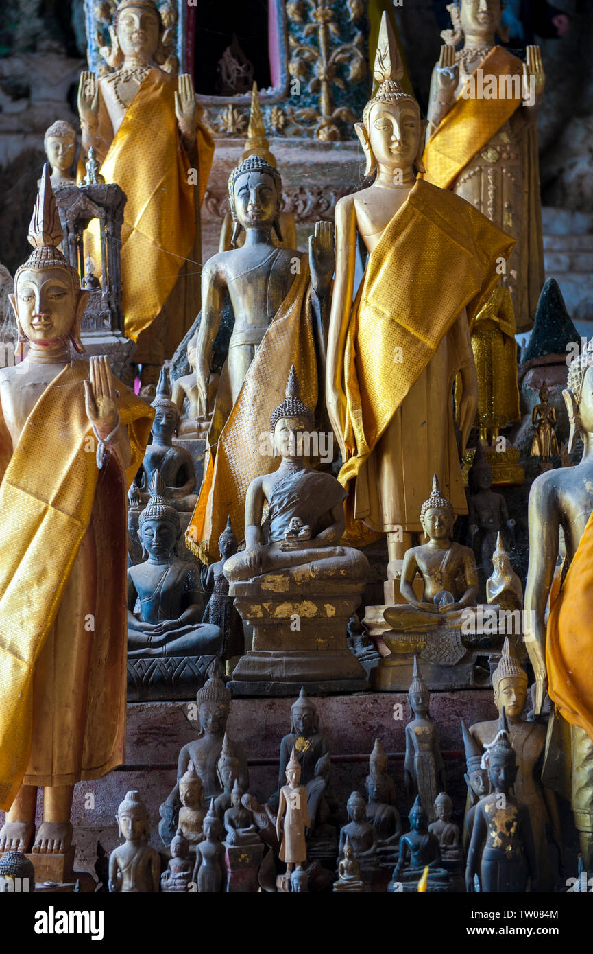 Estatuas de Buda en las cuevas de Pak Ou, llenas de centenares de figuras budistas, sobre el río Mekong, cerca de la ciudad de Luang Prabang, Laos. Foto de stock