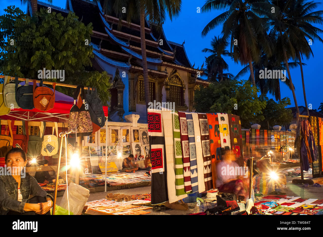 El Mercado Nocturno de Hmong con Haw Pha Bang templo en el fondo. Foto de stock