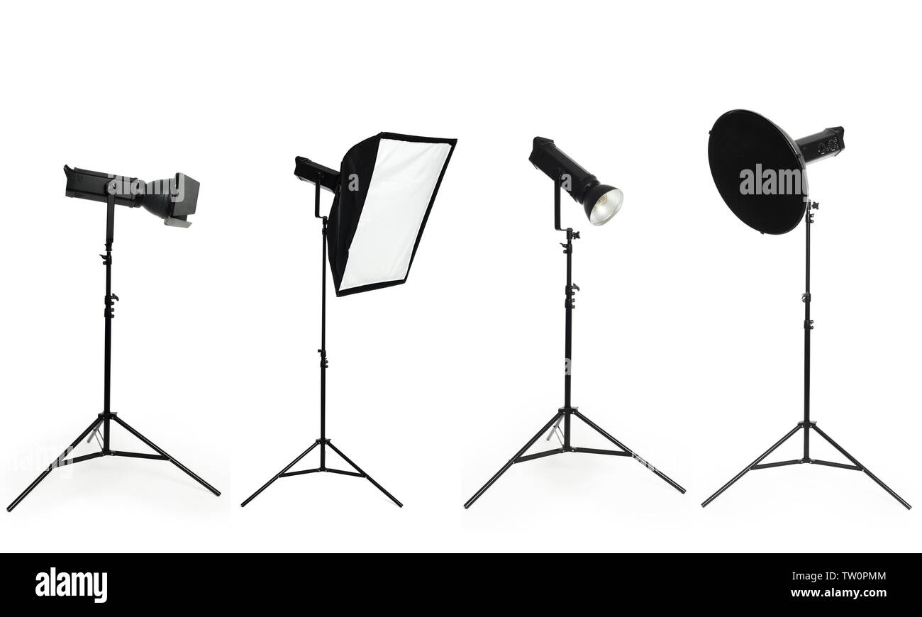 Equipo de iluminación de estudio fotográfico aislado en blanco Fotografía  de stock - Alamy