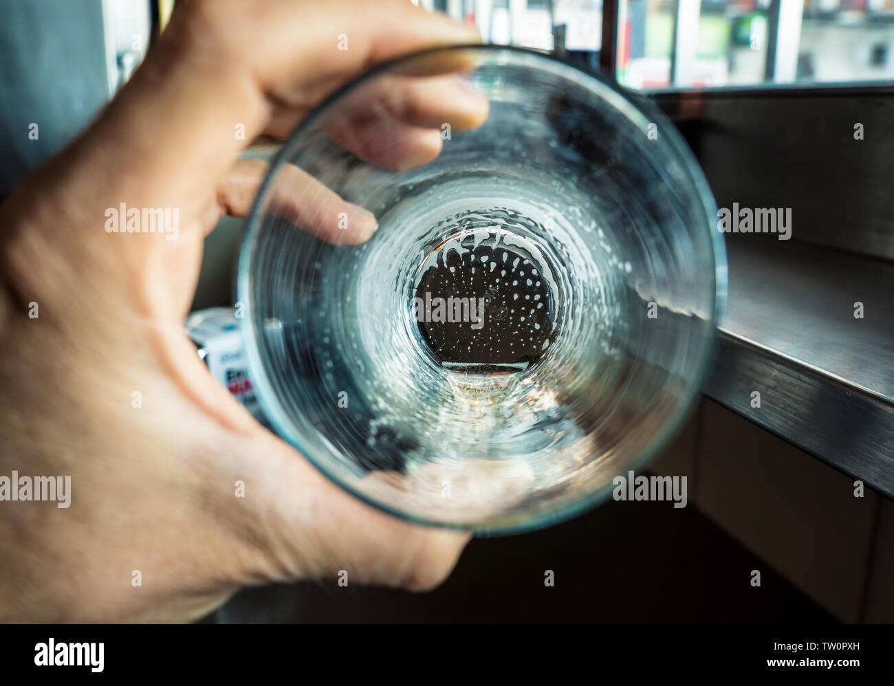 Imagen conceptual de un vaso de cerveza vacías en el alcoholismo y la idea de la vacuidad de la vida del uso indebido de drogas Foto de stock