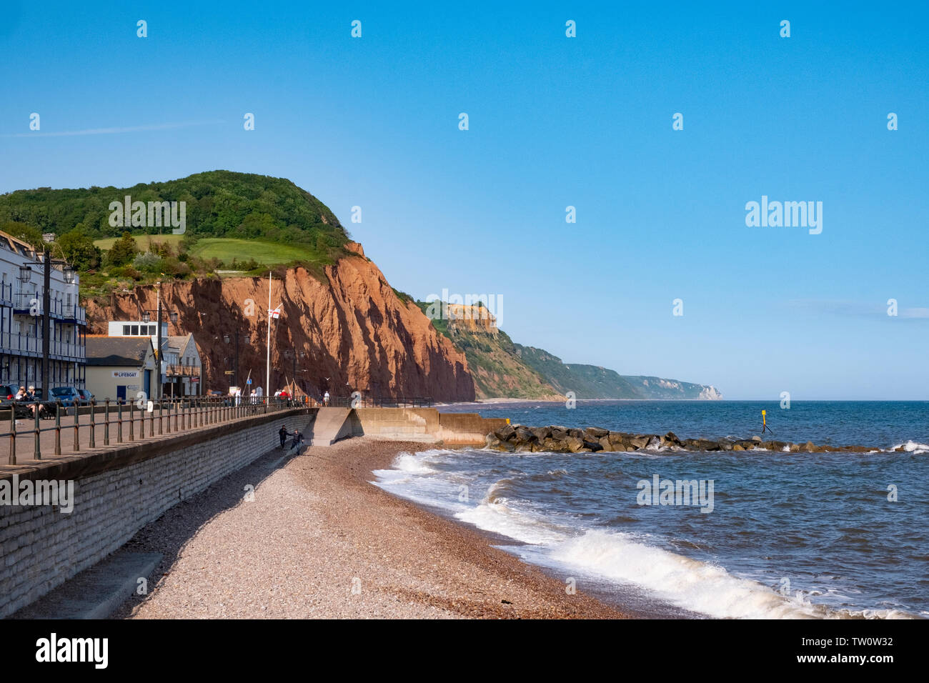 Sidmouth, Devon, Reino Unido. Bonita ciudad costera en la costa Jurásica con playa de guijarros y espectaculares acantilados de arenisca roja Foto de stock