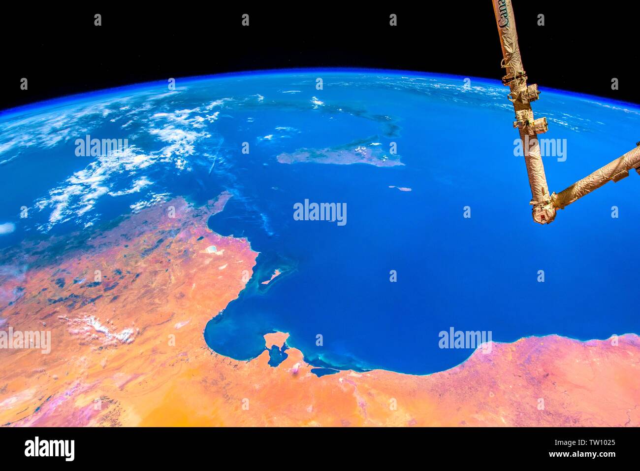 Corteza de color vibrante de nuestro planeta. La belleza de la naturaleza de nuestro planeta visto desde la Estación Espacial Internacional (ISS). La imagen es una publi Foto de stock