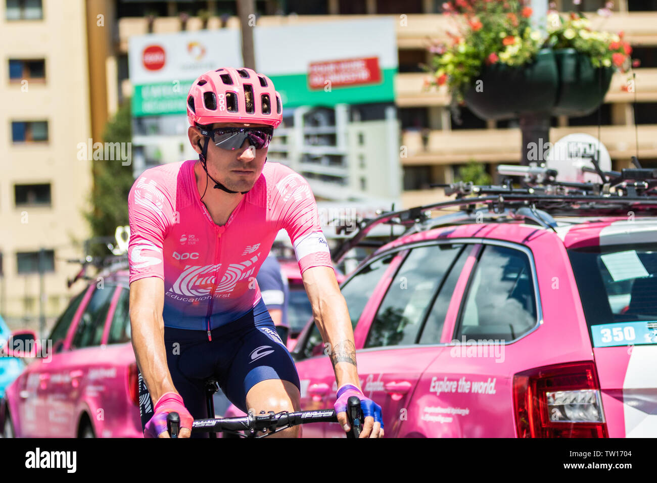 Tejay van Garderen del Equipo de Ciclismo de EF Educación primero en su camino hacia el inicio en Cluses, Francia en el Critérium du Dauphiné 2019 Foto de stock