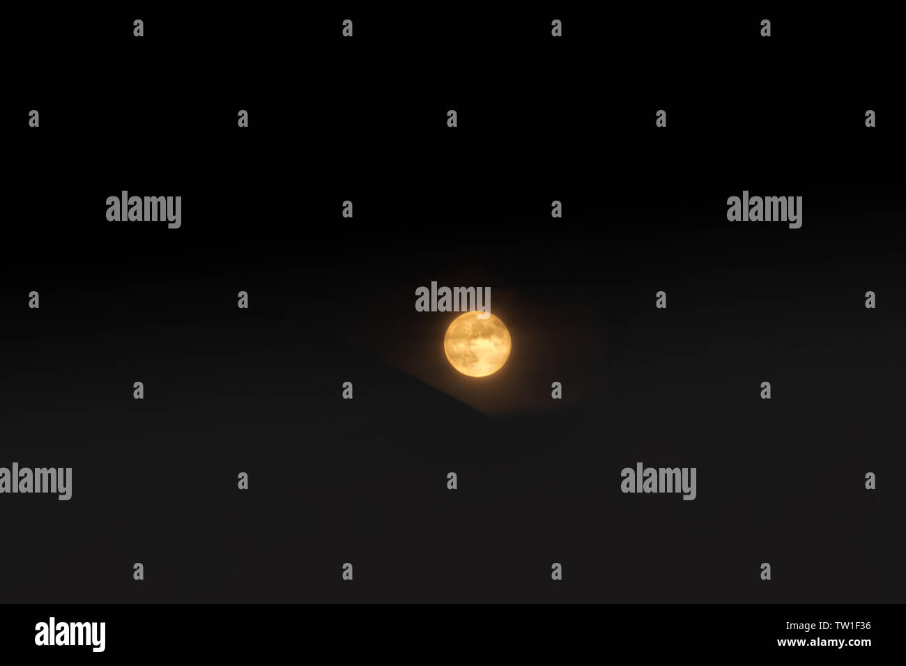 Strawberry moon rising en casa Junio 2019 Foto de stock