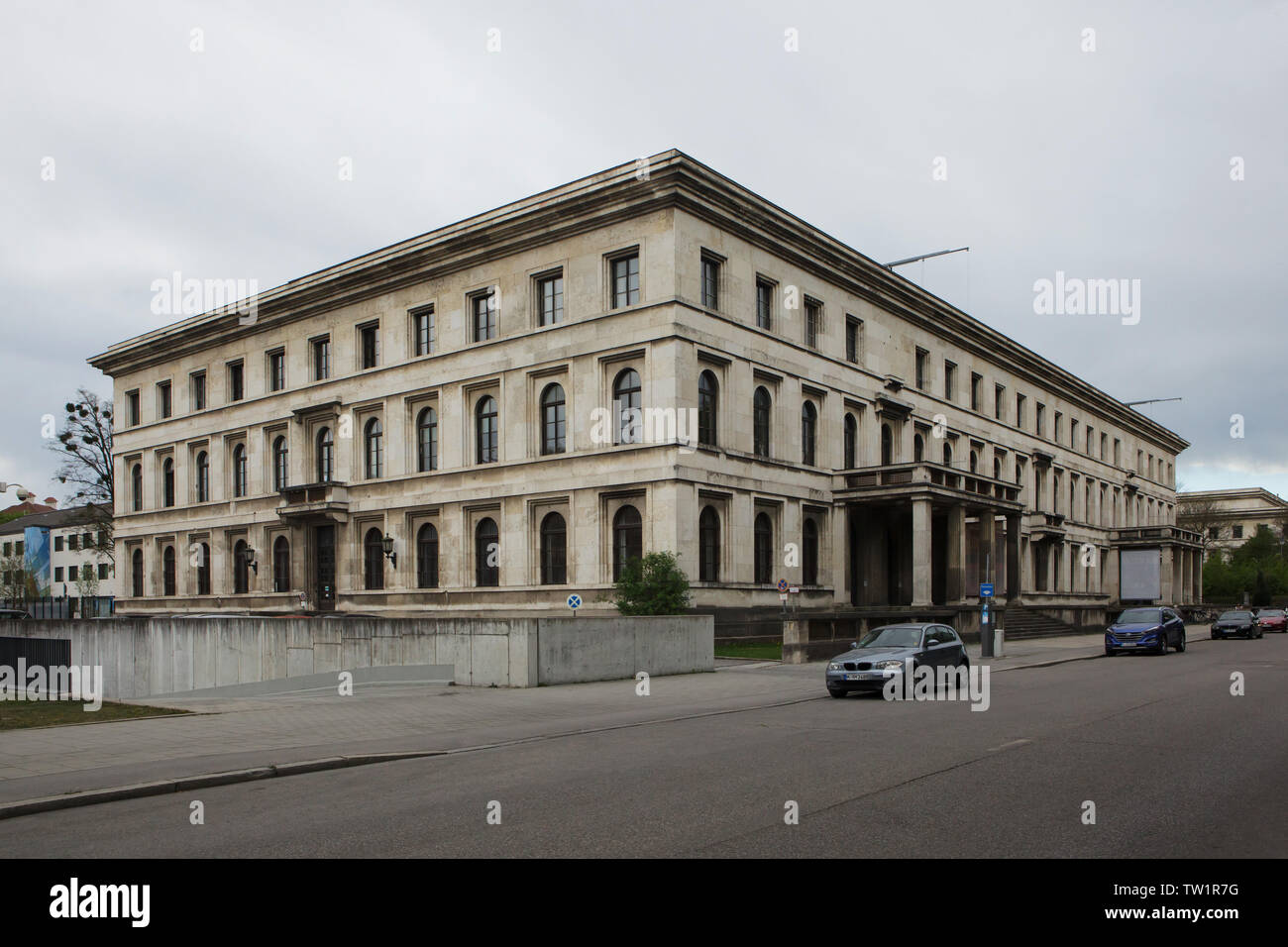 Führerbau (edificio del Führer) diseñado por el arquitecto alemán Paul  Ludwig Troost y construido en 1933-1937 como un edificio representativo de  Adolf Hitler, ahora la Universidad de Música y Artes Escénicas (Hochschule