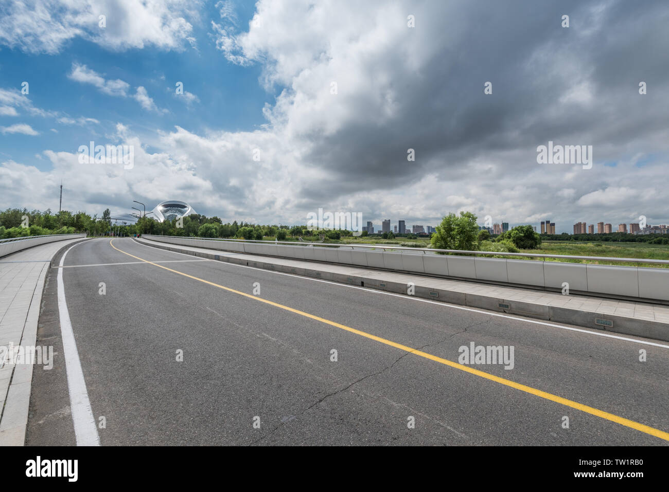Tiempo nublado fondo coche city road. Foto de stock