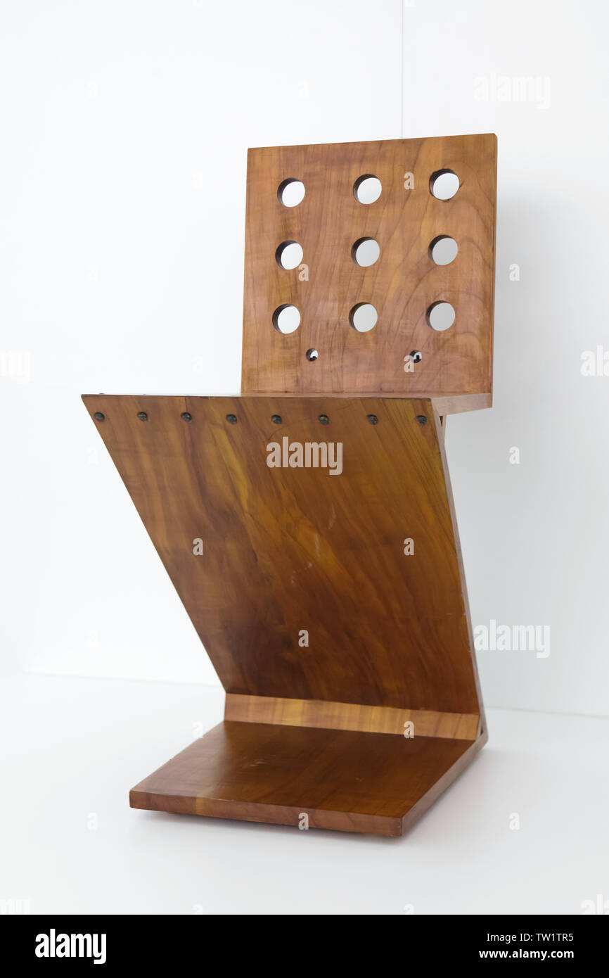 Silla Zig-Zag (1932) diseñado por el diseñador de muebles holandés Gerrit  Rietveld en exhibición en la Pinakothek der Moderne en Múnich, Baviera,  Alemania Fotografía de stock - Alamy