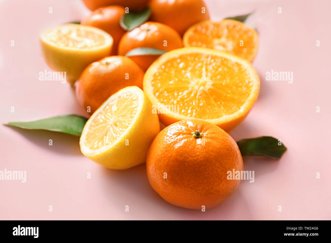 Composición de jugosas frutas tropicales sobre fondo de color rosa