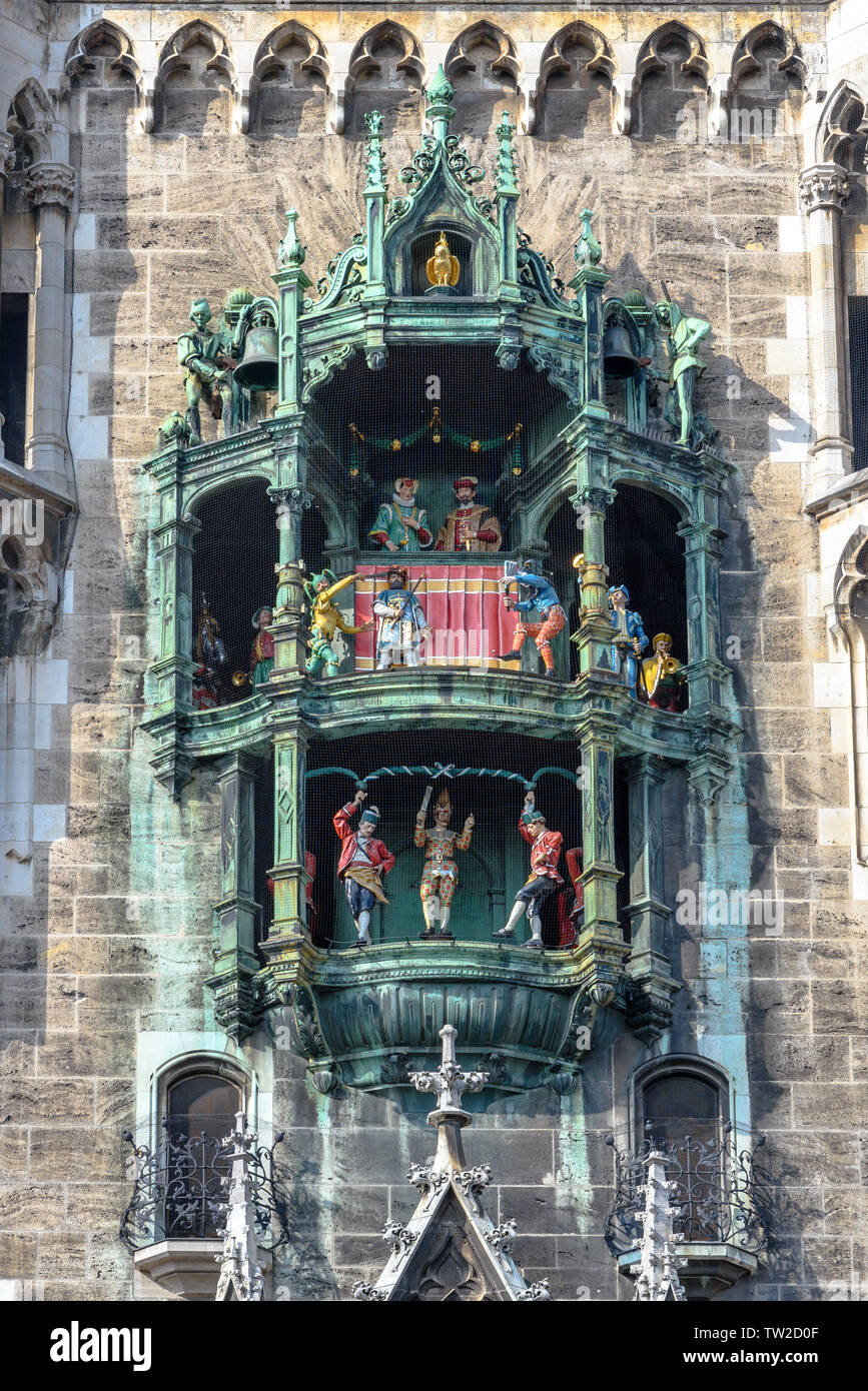 Una visión cercana de El Rathaus-Glockenspiel de Munich, Alemania Foto de stock