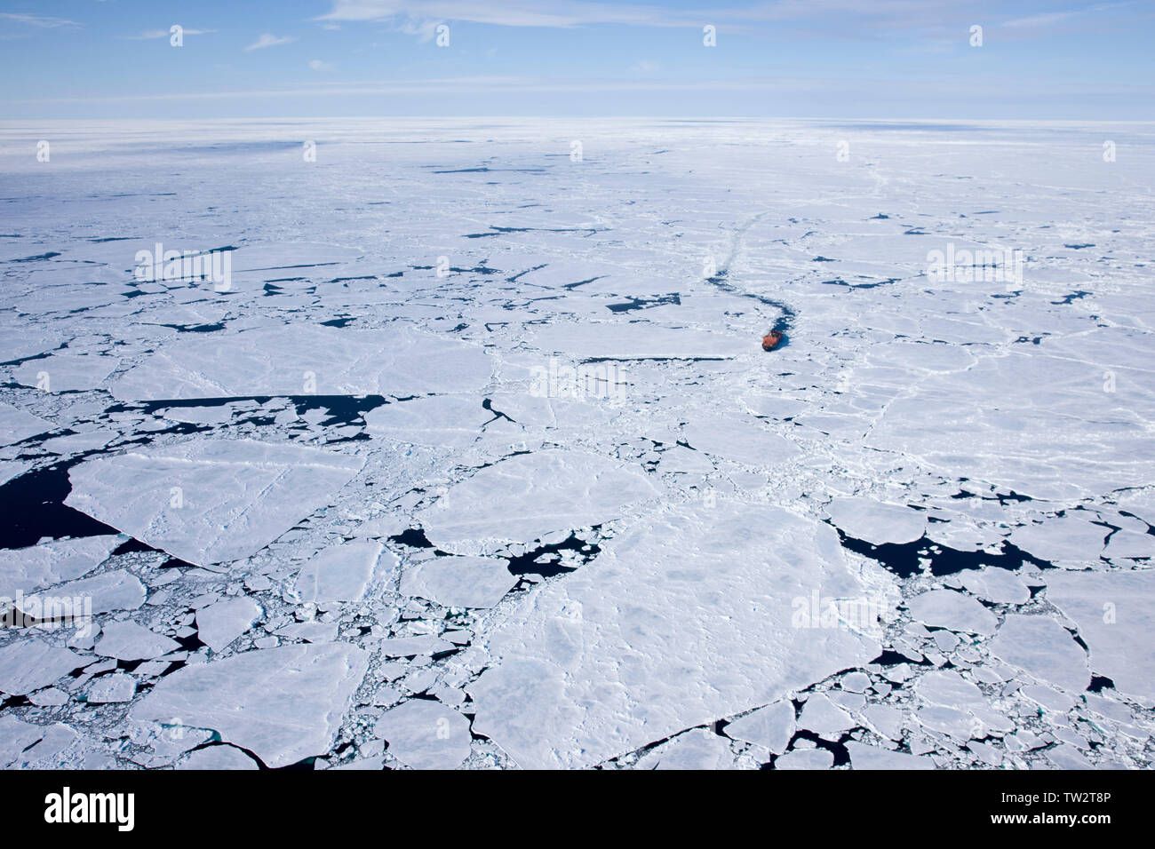 El rompehielos nuclear más grande del mundo, de 50 años de Victoria, en la ruta hacia el Polo Norte. Artico ruso. Foto de stock