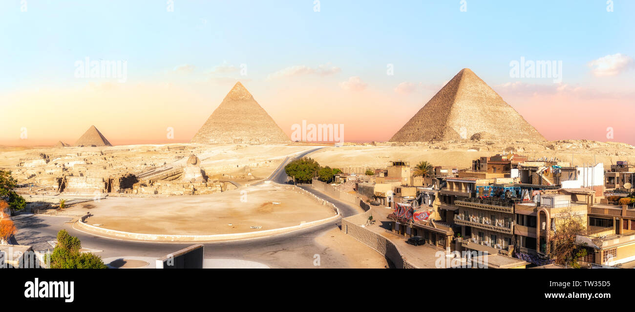Panorama de las pirámides de Giza, vista desde los edificios, Egipto. Foto de stock