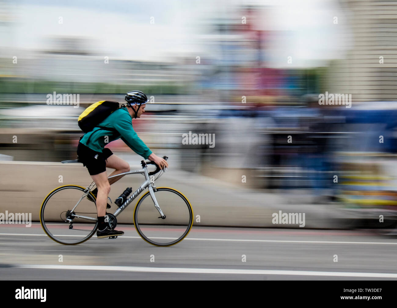 Desenfoque de movimiento captura de un ciclista sobre el puente de Westminster Londres Foto de stock