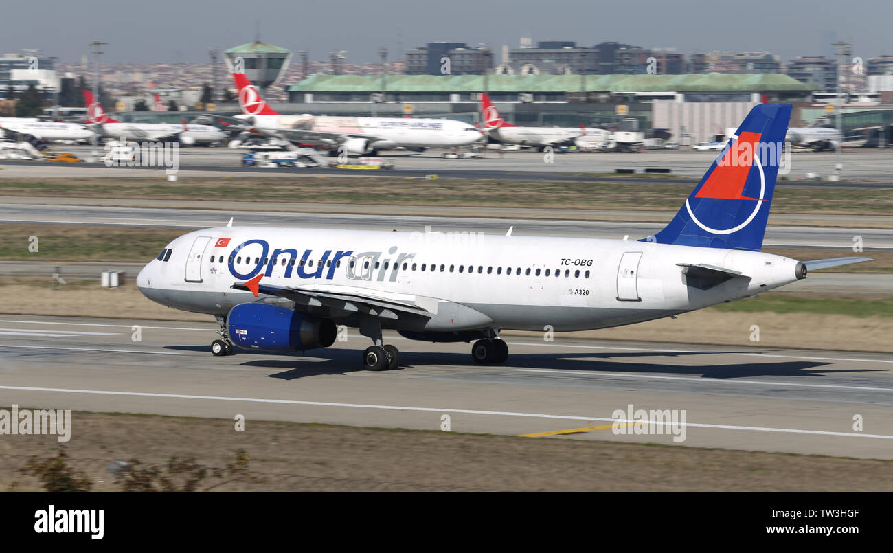 Estambul, Turquía - Marzo 17, 2019: Onur Air Airbus A320-233 (CN 916) despega desde el Aeropuerto Ataturk en Estambul. Onur Air tiene 25 el tamaño de la flota y 38 destin Foto de stock
