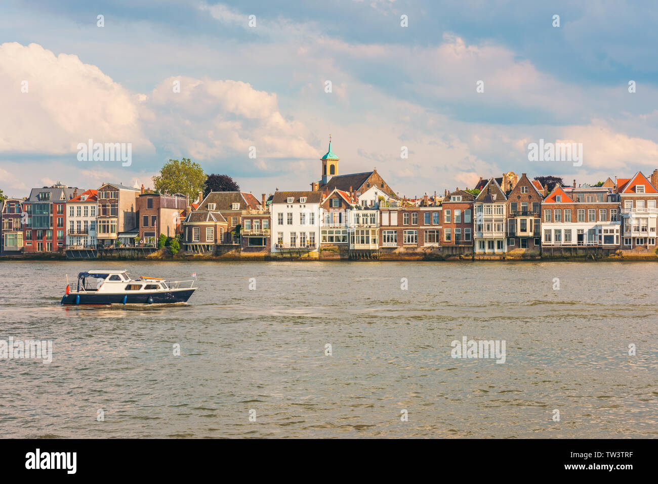 Hilera de casas junto al río Mosa en Dordrecht, Holanda Meridional, Países Bajos, el día de la primavera Foto de stock