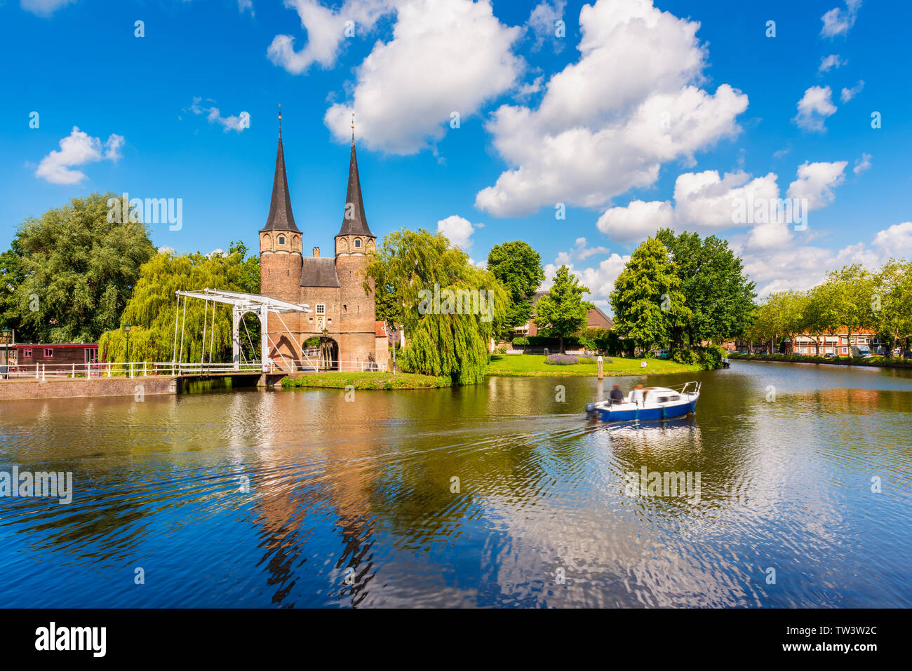 Canal en Delft, Holanda Meridional, Países Bajos, el soleado día de primavera Foto de stock
