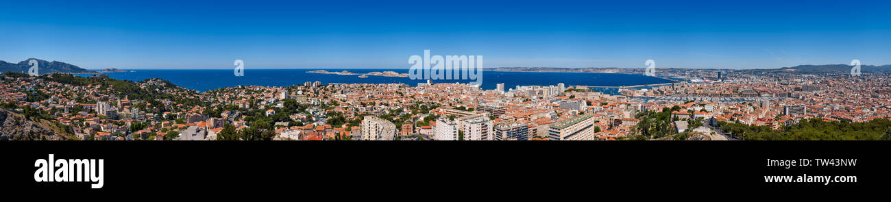 Panorámicas vistas de verano en el puerto de Marsella Vieux Port y con el Mar Mediterráneo y el Archipiélago de Frioul. Francia, Bouches-du-Rhône Foto de stock