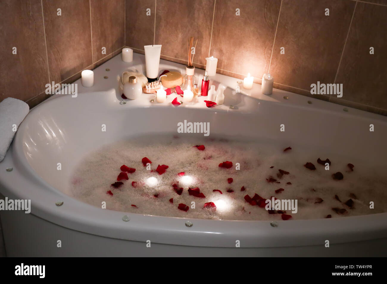 Bañera llena de espuma y pétalos de rosa preparado para la fecha romántica  Fotografía de stock - Alamy