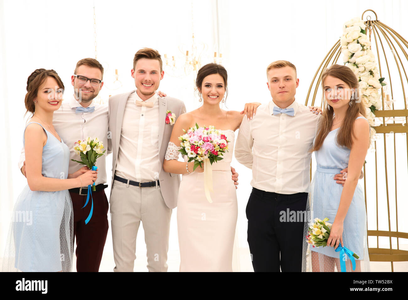 Feliz Pareja hermosa con mejores hombres y damas de honor en el día de la  boda, interiores Fotografía de stock - Alamy