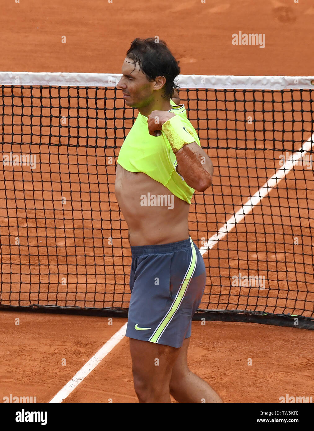 París Francia French Open Championships Roland Garros Rafa Nadal (ESP) celebra a sus fanáticos como él gana un récord de 12 Mens escoge título Foto Rog Foto de stock