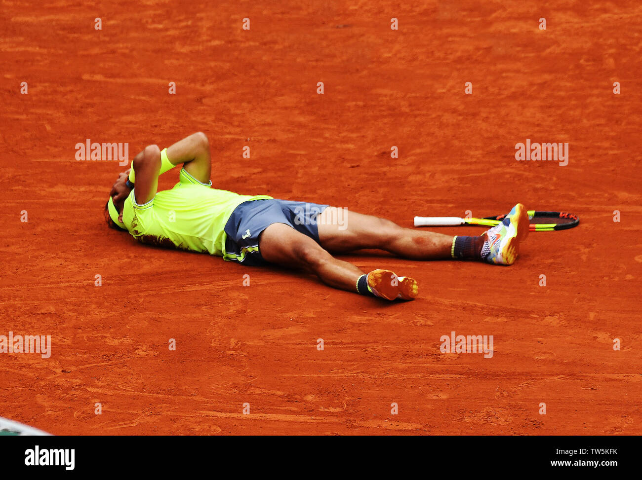 París Francia French Open Championships Roland Garros Rafa Nadal (ESP) cae al suelo y celebra como él gana un récord de 12 Mens escoge título Foto de stock