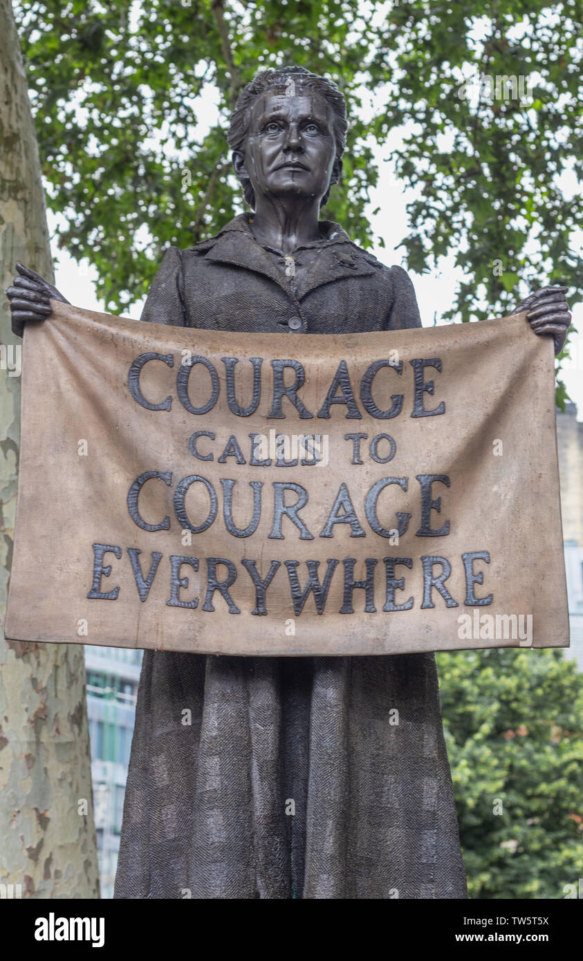 Londres/UK - 18 de junio de 2019 - Una estatua de Millicent Fawcett en Parliament Square, llamadas "el coraje de valentía en todas partes' Foto de stock